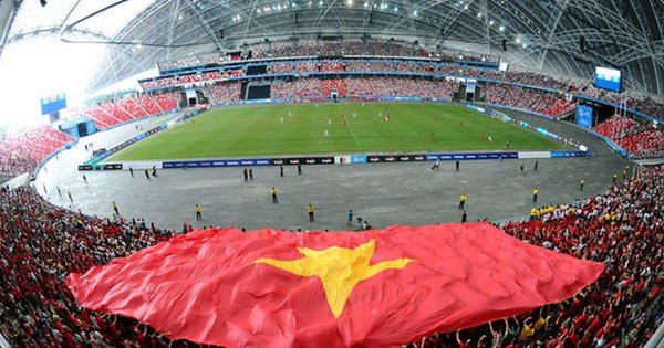 Cổ động viên Việt Nam giương cờ đỏ sao vàng trên khán đài tại sân vận động SEA Games